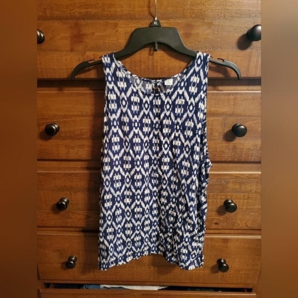 OLD NAVY Sleeveless Navy and White Top.  Size XL